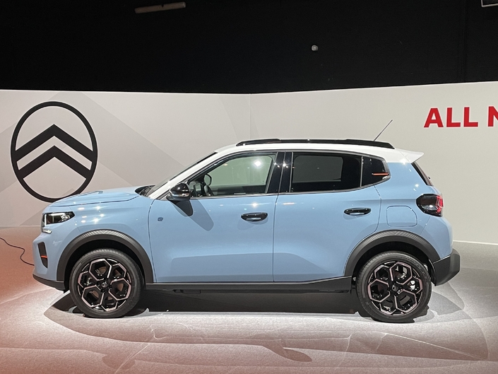 Présentation de la Citroën C3 2024 avec technologie d'affichage tête haute chez Cars 13